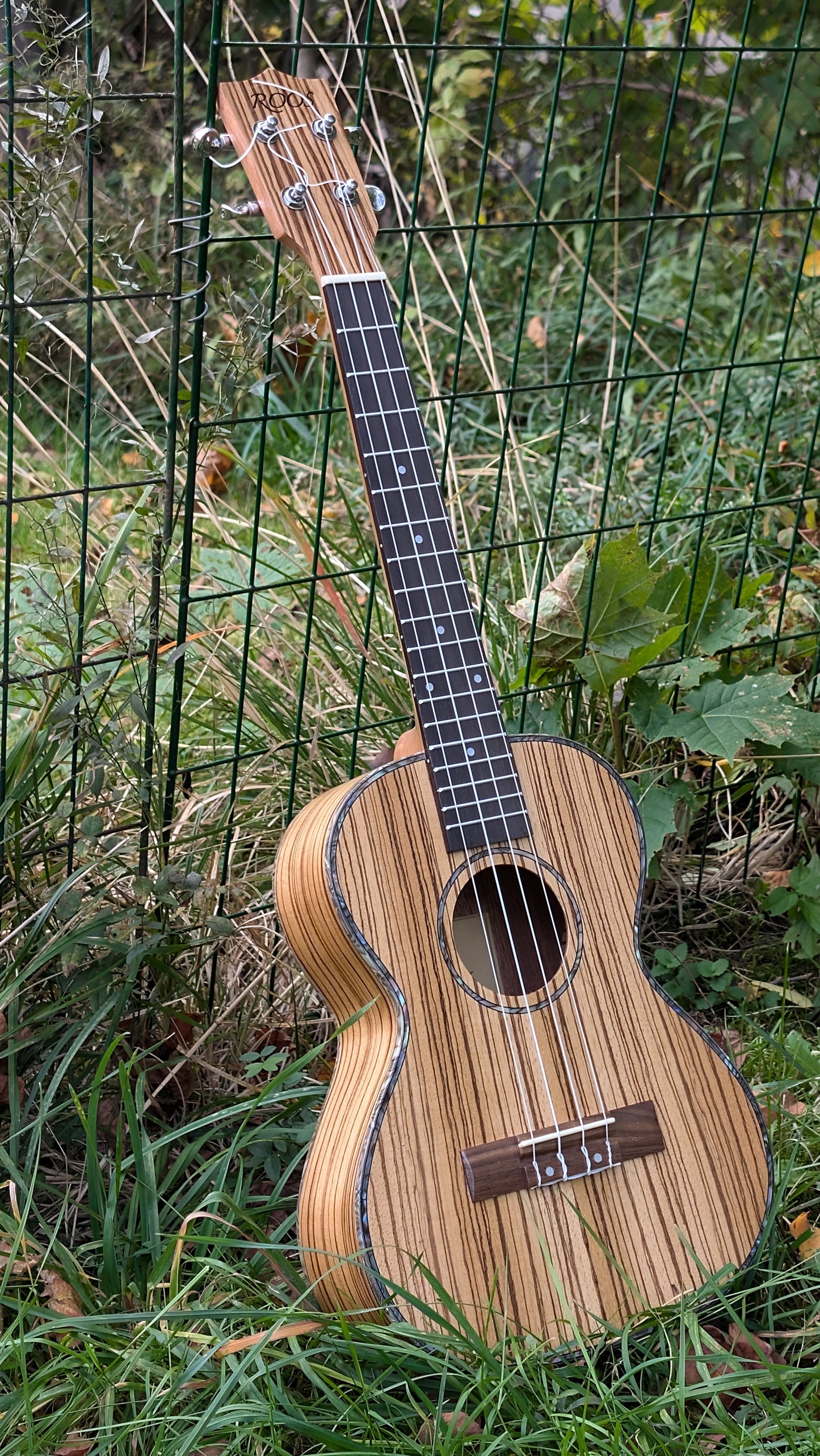 Troll - Ukulele av sebra-tre